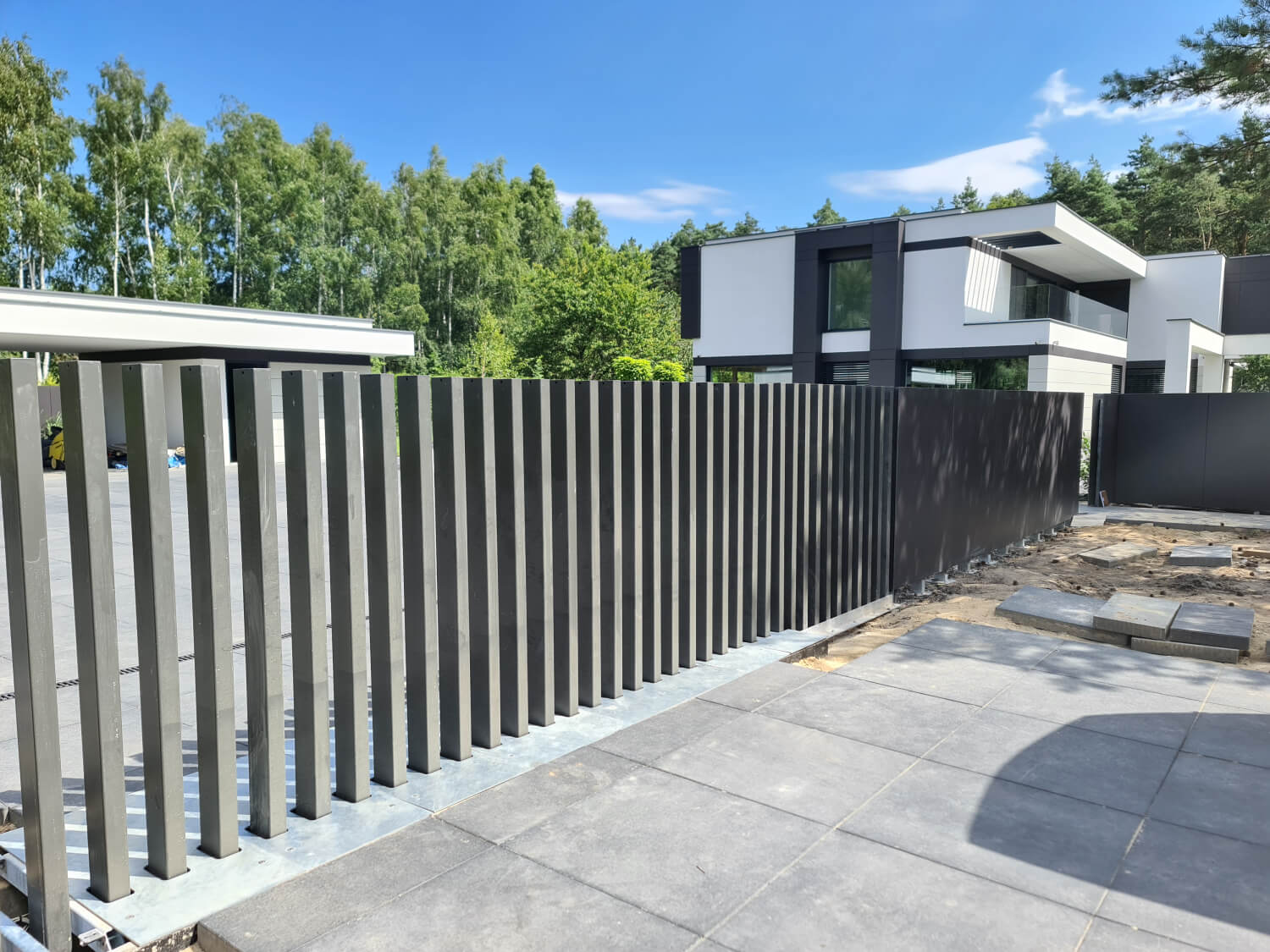 Electric retractable fence