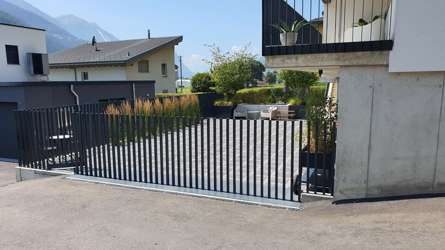 Retractable fence barriers